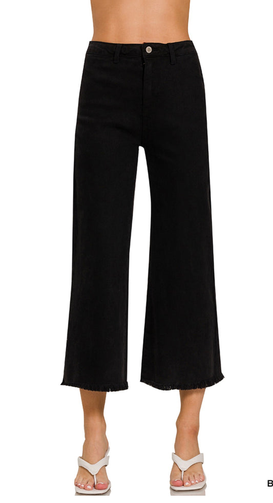 HIGH WAIST FRAYED HEM CROP Jeans in Black